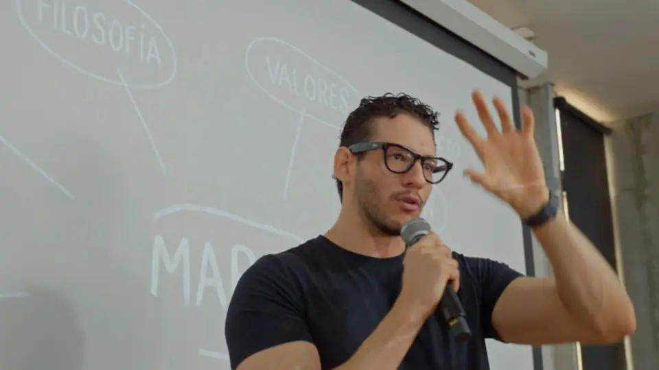 Jorge Ruva explicando un mapa de marca frente a una pantalla